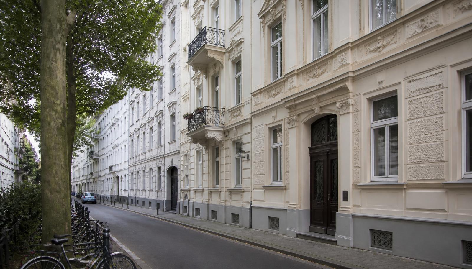 Gründerzeitliche Mehrfamilienhäuser mit Stuckfassaden in einer Kölner Wohnstraße