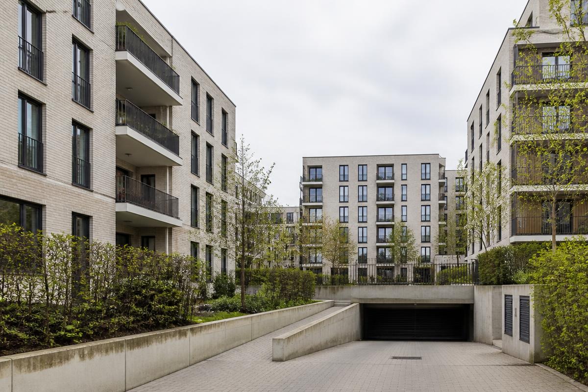 Neubauquartier in Köln mit mehrgeschossigen Wohnhäusern und Tiefgaragenzufahrt