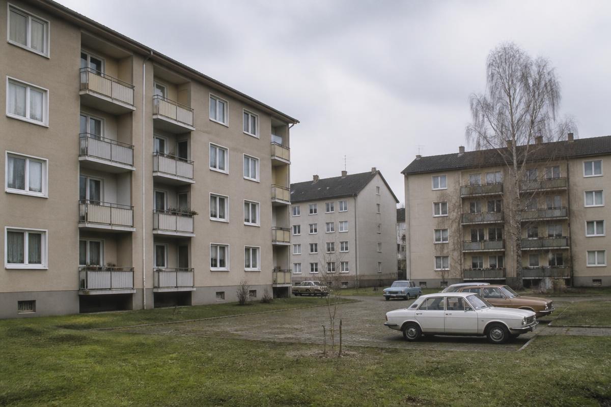 Wohnblöcke der Nachkriegszeit mit Balkonen und Grünflächen im rechtsrheinischen Köln