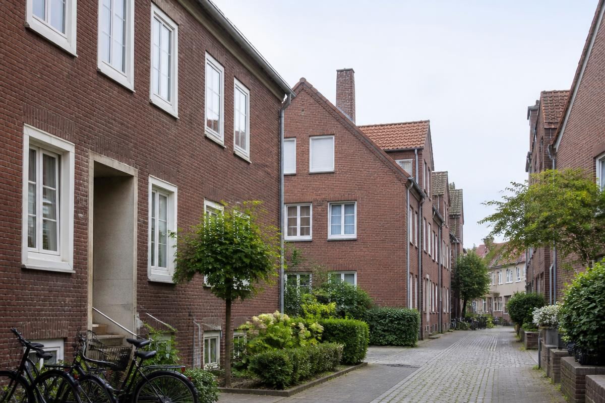 Backstein-Mehrfamilienhäuser in einer ruhigen Wohnstraße in Münster